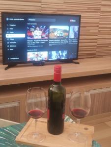 una bottiglia di vino e due bicchieri su un tavolo di Recanto lua serena Brotas a Brotas