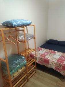 un letto a castello e una camera con letto di Recanto lua serena Brotas a Brotas 1 altra foto