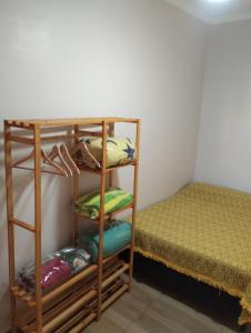 una stanza con un letto a castello e uno scaffale con cuscini di Recanto lua serena Brotas a Brotas