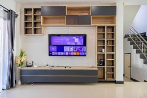 TV a/nebo společenská místnost v ubytování Kathu V pool villa 171