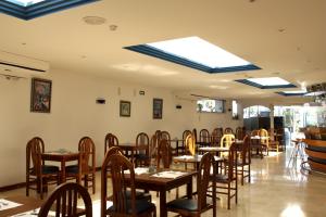 a dining room with wooden tables and chairs at Estudio con Piscina en Puerto de la Cruz in Puerto de la Cruz