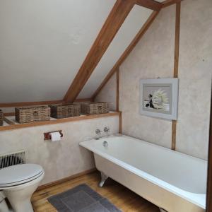 Et badeværelse på Mystic Mountain Cottage