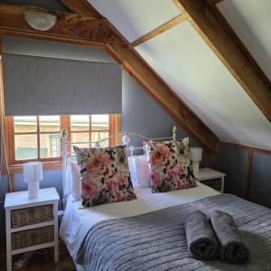 En eller flere senge i et værelse på Mystic Mountain Cottage