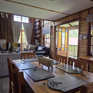 Et opholdsområde på Mystic Mountain Cottage