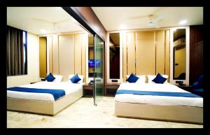 En eller flere senge i et værelse på The Mid Inn