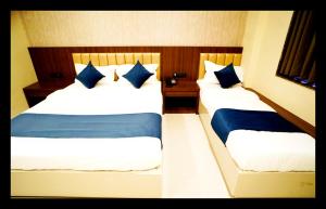 En eller flere senge i et værelse på The Mid Inn