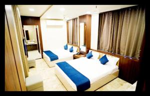 En eller flere senge i et værelse på The Mid Inn