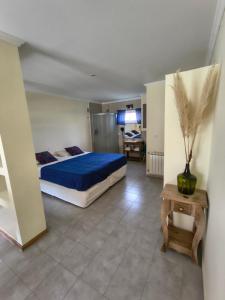 En eller flere senge i et værelse på Studio Toro