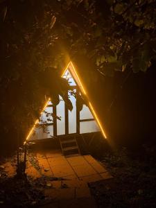 ein kleines Gebäude mit Lichtern in der Nacht in der Unterkunft Vihara Inn Resort in Vayittiri