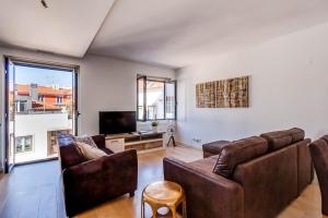 - un salon avec deux canapés et une télévision dans l'établissement Lisbon Palace Apartment, à Lisbonne