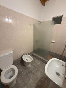 Et badeværelse på Alojamiento con pileta Mesas