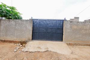 卡塞斯Kasese Airstrip Homestay的墙边有一扇巨大的蓝色门。 更多2张照片