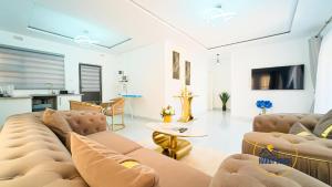 布拉瓦约Hardy House- Kent的有两张沙发和一张桌子的客厅