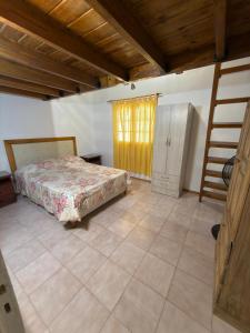 En eller flere senge i et værelse på Alojamiento con pileta Mesas