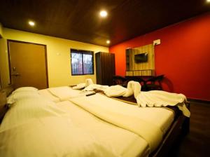 Ένα ή περισσότερα κρεβάτια σε δωμάτιο στο Dandeli Dreams Jungle Resort