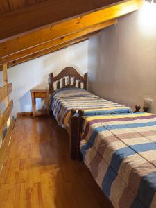 En eller flere senge i et værelse på Alojamiento con pileta Mesas + 18 billeder