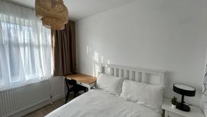 En eller flere senge i et værelse på Luxury Suits on Piccadily Line Room No3