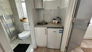 Et badeværelse på Luxury Suits on Piccadily Line Room No3