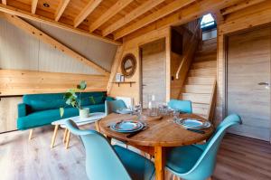 Posezení v ubytování Le Tipi des Arnats