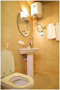 Vannituba majutusasutuses Platinum Hotel +36 fotot