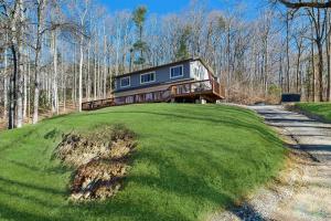 een groot huis bovenop een grasheuvel bij Dynasty Palace in Hendersonville