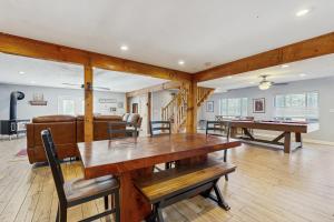 een eetkamer met een tafel en een pooltafel bij Dynasty Palace in Hendersonville