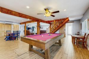 een pooltafel in een woonkamer met een plafond bij Dynasty Palace in Hendersonville