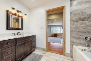 een badkamer met een wastafel, een bad en een spiegel bij Dynasty Palace in Hendersonville +18 foto's