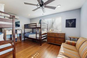 een slaapkamer met een stapelbed, een bank en een plafondventilator bij Dynasty Palace in Hendersonville