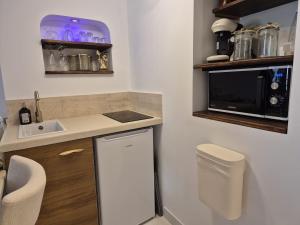 Η κουζίνα ή μικρή κουζίνα στο Kama Muta +10 φωτογραφίες