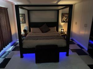 Giường trong phòng chung tại Innesfree Cottage 28 Innesfree Way