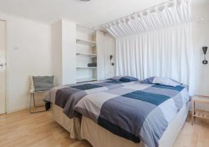 ein Schlafzimmer mit einem großen Bett und einem Fenster in der Unterkunft Vakantiewoning Afterdaan in Elim