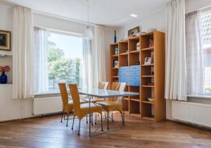 ein Esszimmer mit Tisch und Stühlen in der Unterkunft Vakantiewoning Afterdaan in Elim