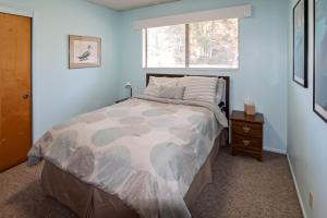 una camera da letto con un letto e una finestra di Ocean Treasures a Smith River