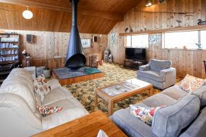 un soggiorno con divani e camino di Ocean Treasures a Smith River