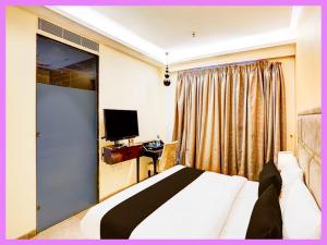 TV a/nebo společenská místnost v ubytování Hotel Aashviro Dipganga Premium Inn near Sea Beach # Jagannath Temple # Free wifi and Parking Facilities- Best Premium Hotel + 17 fotografií