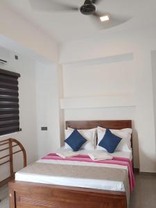 Ένα ή περισσότερα κρεβάτια σε δωμάτιο στο Royal Crown City Hotel