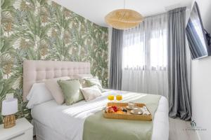 En eller flere senge i et værelse på Living4Malaga Tower Horizon + 25 billeder