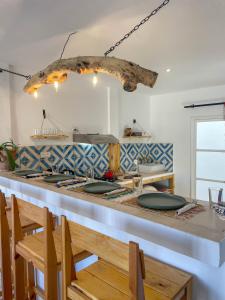 een keuken met een aanrecht met een fornuis bovenste oven bij Taouarguit Guest House in Imsouane