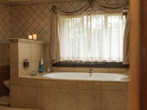 Koupelna v ubytování Magoebaskloof Mountain Estate + 117 fotografií