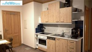 Kuchyň nebo kuchyňský kout v ubytování Haus Karoline FeWo5