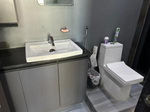 ein Badezimmer mit Waschbecken und Toilette in der Unterkunft Barkat Manzil in Bharūch