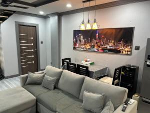 ein Wohnzimmer mit Sofa und Tisch in der Unterkunft Barkat Manzil in Bharūch