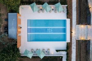 an overhead view of a swimming pool at Maison Douce Époque - Deauville in Bénerville-sur-Mer