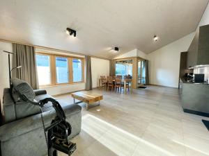 un salon avec un canapé et une table dans l'établissement Terrasse des vignes, à Cressier