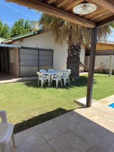 En have udenfor Alojamiento con pileta Mesas