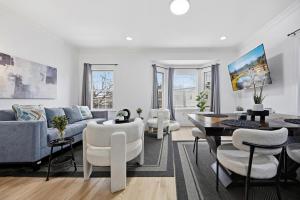 Et opholdsområde på Big Group Ready • 2 Kitchens / Sleeps 18