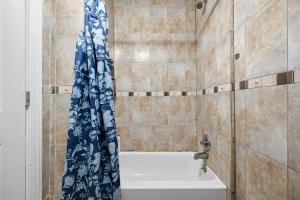 Et badeværelse på Big Group Ready • 2 Kitchens / Sleeps 18 + 32 billeder