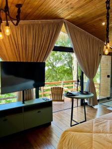 TV/trung tâm giải trí tại Taboo Refúgio +87 ảnh