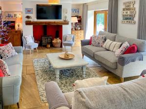 un soggiorno con due divani e un tavolo di Coombehayes Barn a Uplyme